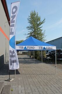 Trafino mainosteltta sekä lippu 